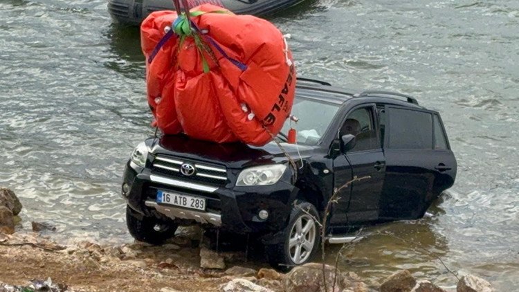 Kaybolduktan Sonra Ölü Bulunan Elif'in Aracı Gölden Çıkarıldı