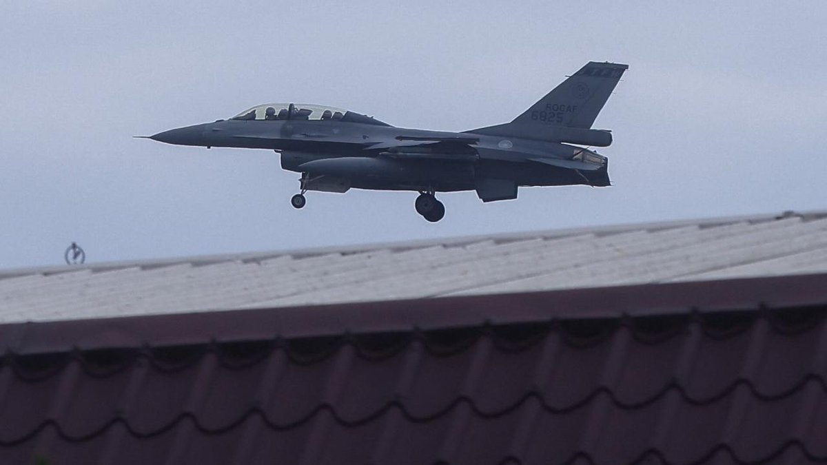 Tayvan'da F-16 Savaş Uçağı Eğitimi Sırasında Hava Olayı
