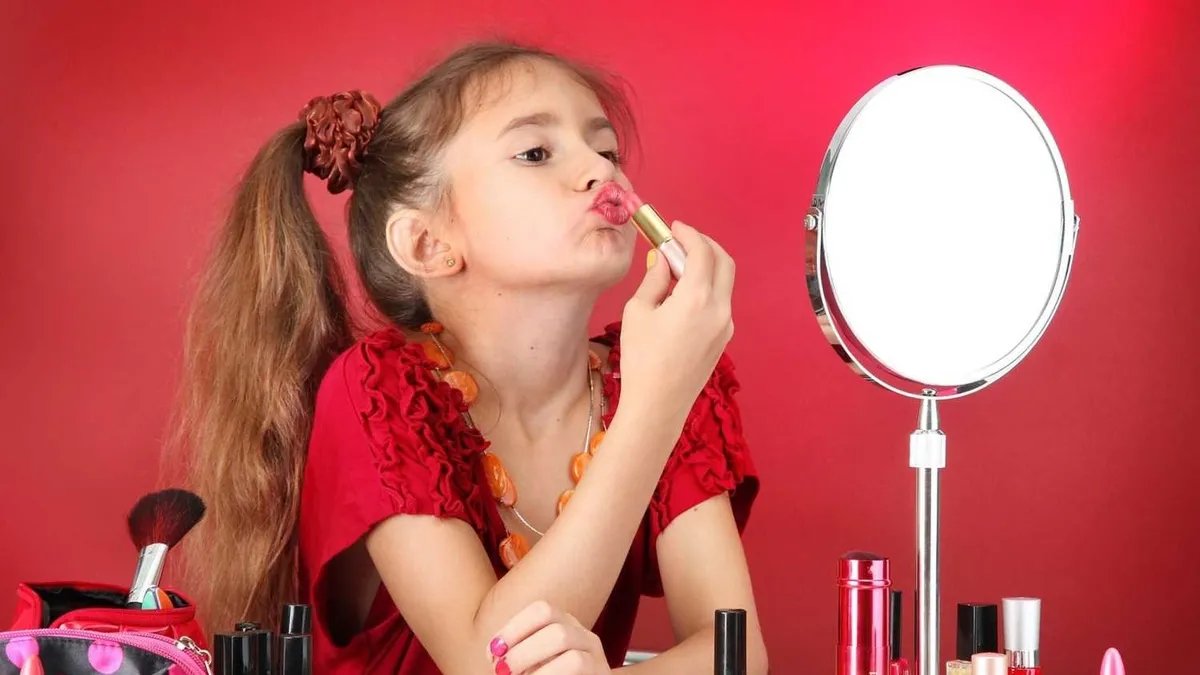 Son Gelişme… Sosyal Medya Videoları Çocukları Tehlikeye Atıyor! İşte Mükemmellik Yanılsamasının Gerçek Yüzü: Makyaj Yaşı 7-8’e Düştü!