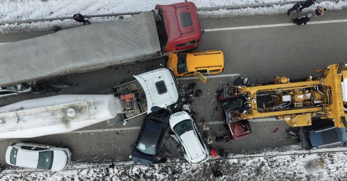 Erzurum'da Yoğun Sis Sebebiyle Zincirleme Trafik Kazası: Yaralılar Bulunuyor