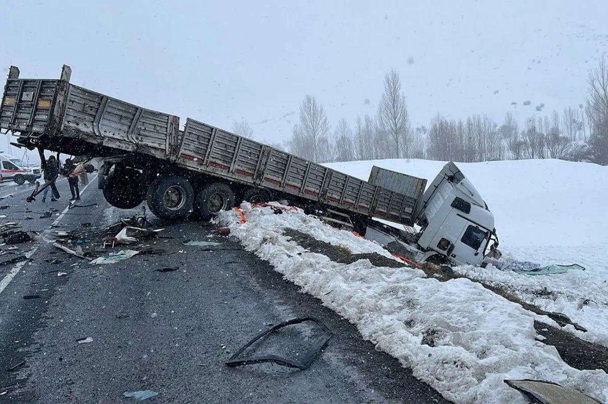 Van-Bitlis Karayolunda Meydana Gelen Kaza: 2 Hayatını Kaybetti, 5 Yaralı