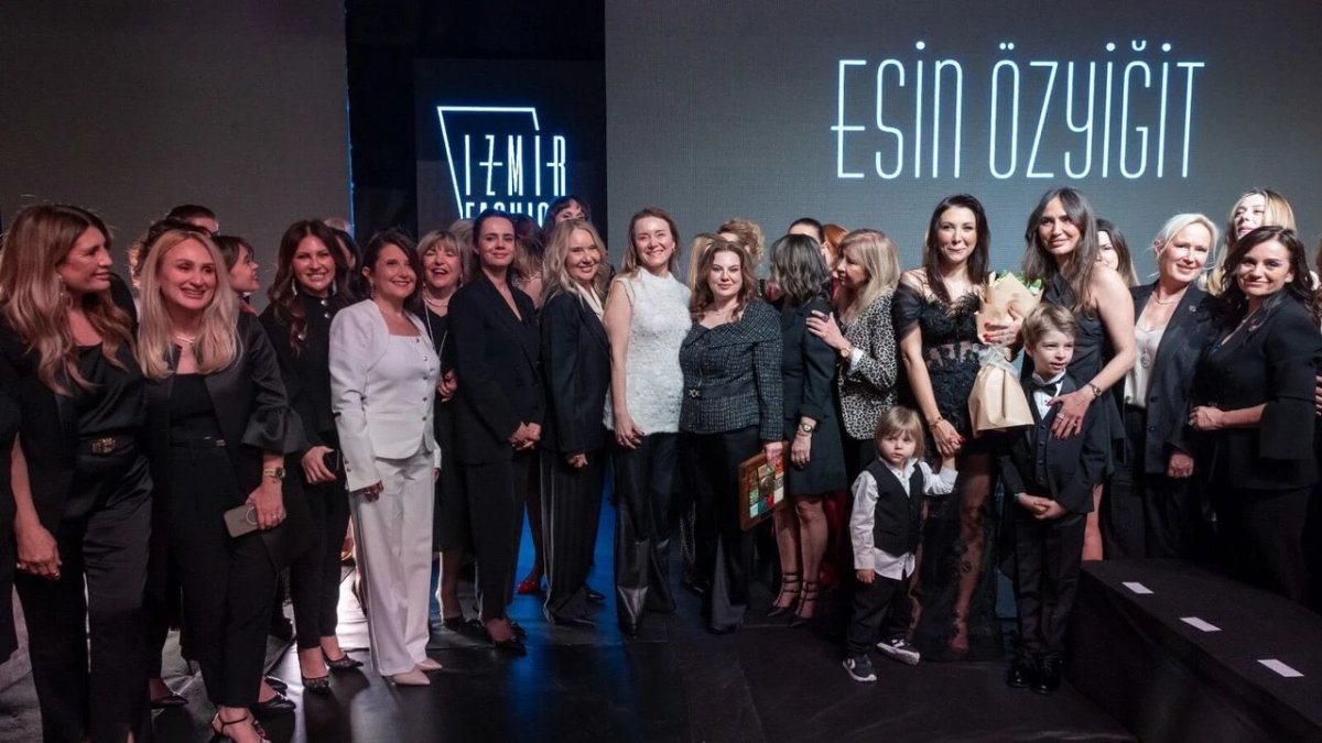 İzmir'de Gerçekleşen Şık Moda Gösterisi