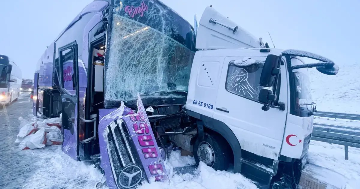 Kars'ta Yolcu Otobüsü Kaza Geçirdi, Yaralılar Bulunuyor