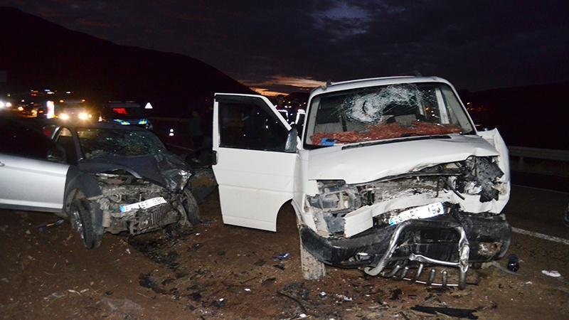 Minibüs ve Otomobil Çarpıştı: 6 Yaralıdan 2'si Durumda Ağır