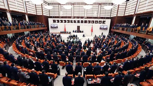 TBMM’de İç Tüzük Üzerinde Çalışmalar: 'Düzeni İhlal Eden' Vekillere Cezalar Tartışılıyor!