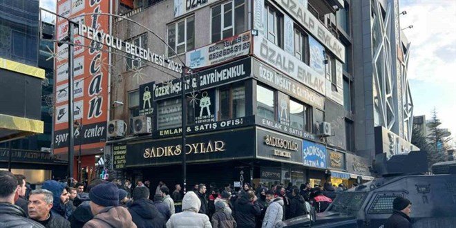 Van'daki Kuyumcu, Altınlar Ve Paralarla Ortadan Yok Oldu