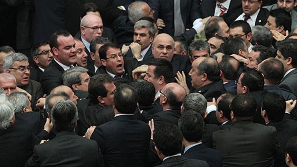 Meclis'te Tartışma Çıkaran Milletvekilleri Cezalandırılıyor!