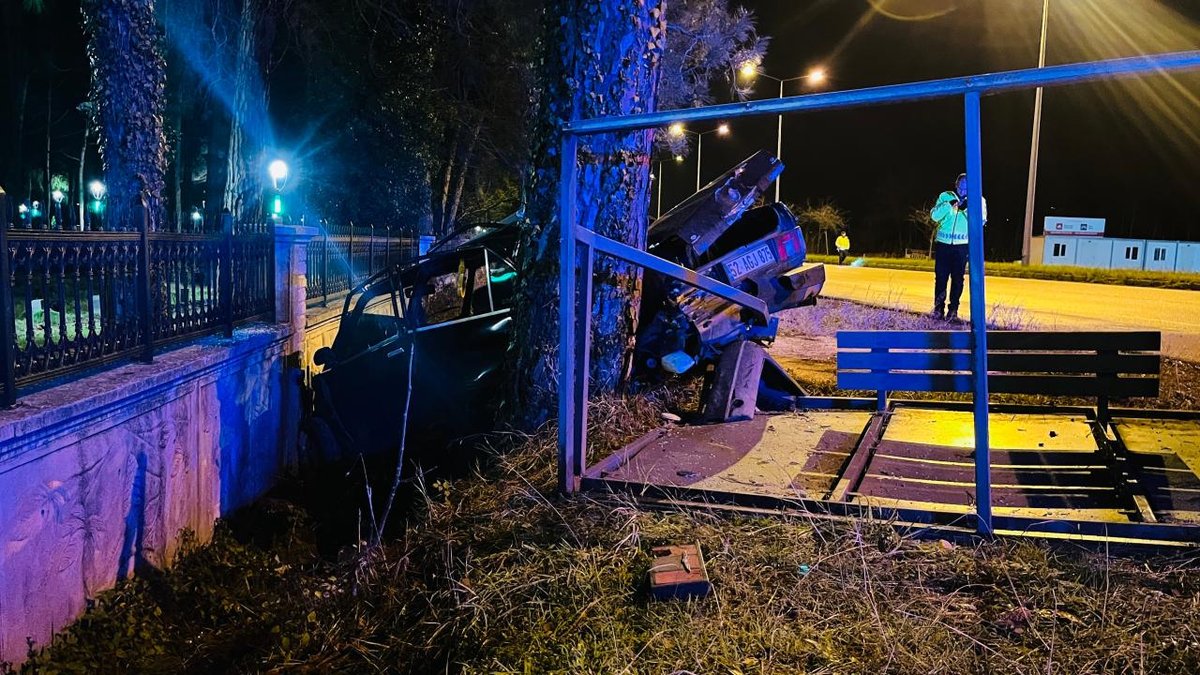 Samsun'da Araç, Otobüs Durağına Çarptı: Bir Kişi Yaralandı