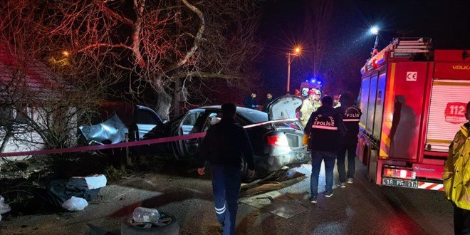 Bursa'da Araç Ağaçla Çarpıştı: İki Ölü, İki Yaralı Var