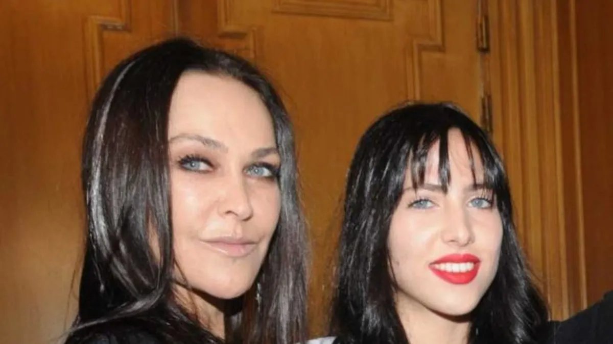 Hülya Avşar'ın Gurur Dolu Anı! Kızı Zehra Paris'te Markasını Tanıttı