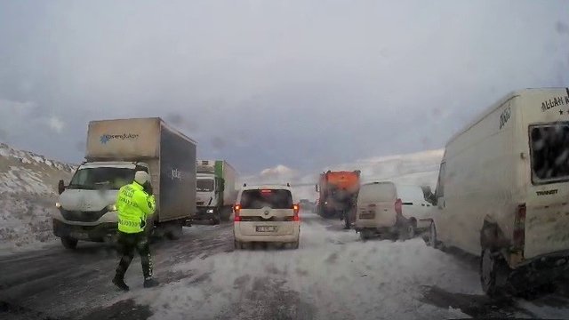 Erzurum'da Yoğun Tipi, Komşu İllere Ulaşımı Zorlaştırıyor