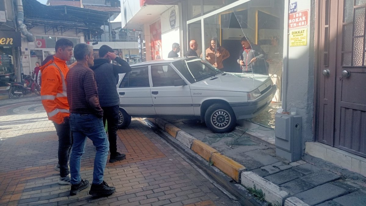 Çin'de Dehşet Anları: Araç Dükkanın İçine Girdi