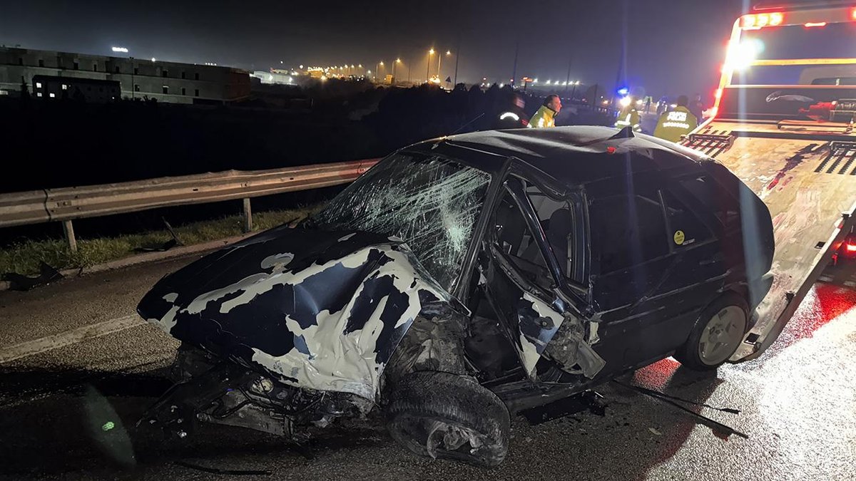 Bariyerlere Çarpan Araç Kullanılamaz Hale Geldi