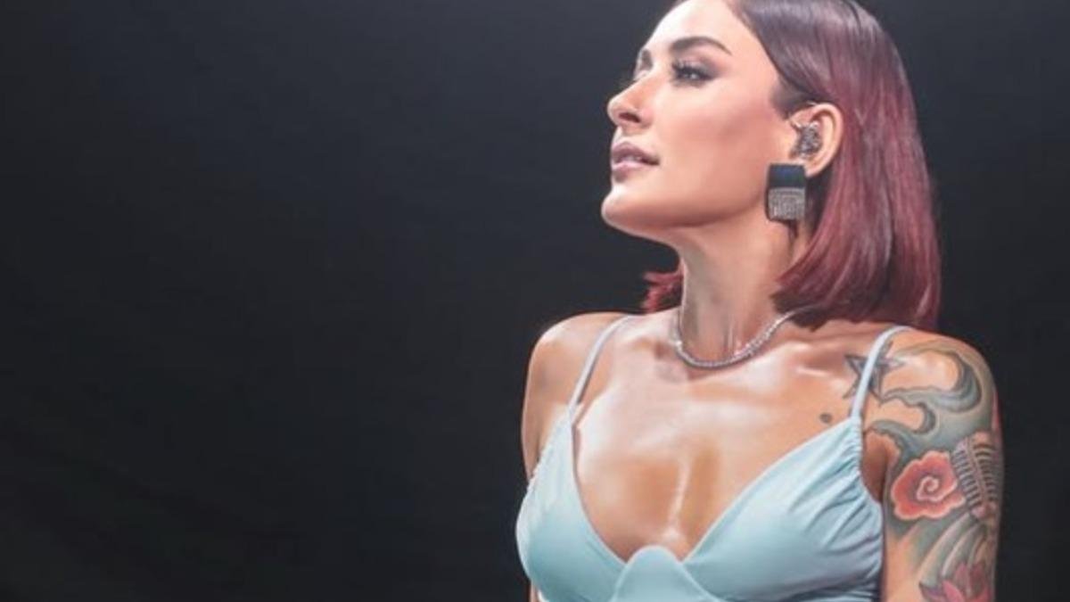 Melek Mosso Sahnede Fenalaştı! Konserine Ara Vermek Mecburiyetinde Kaldı
