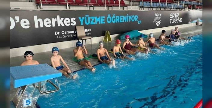 Parlak Çocuklar Yüzme Eğitimi Alarak Tatilin Tadını Çıkarıyor