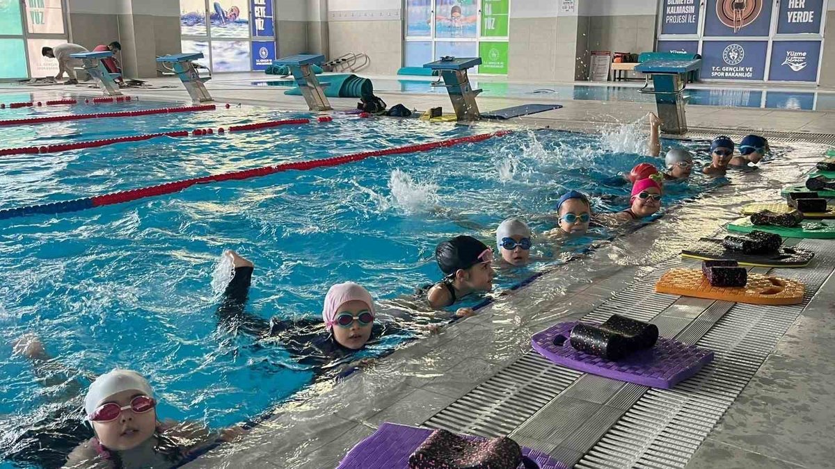 Aydın Çocuklar Yüzme Becerisi Geliştiriyor, Tatilin Keyfini Çıkarıyor
