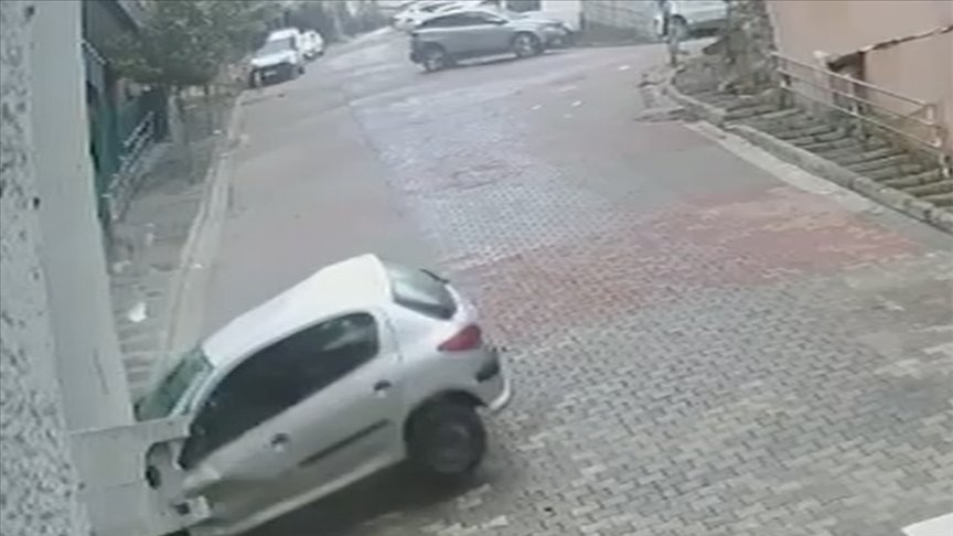 Kağıthane'de Bir Bireyin Yaralandığı Kaza Anı Güvenlik Kamerasında Görüntülendi