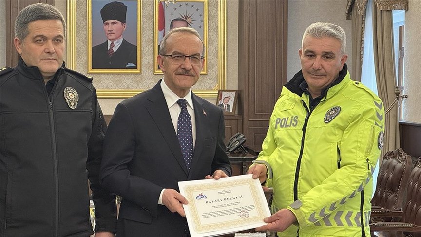 Malatya'da Üşüyen Çocuğa Yardım Eden Polis Memuruna Ödül Verildi
