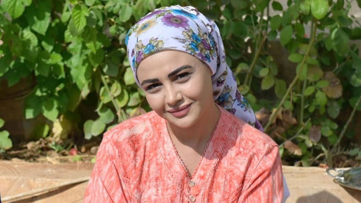“Hayatını Kendi Şartlarınla Yaşa” Diyerek Başörtüsünü Çıkardı