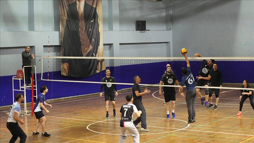 Zonguldak'taki Voleybol Turnuvası Farklı Yaş ve Meslekleri Bir Araya Getiriyor