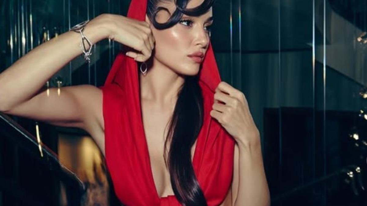 Hande Erçel Paris Moda Haftası'nda Gözleri Üzerine Çekti!