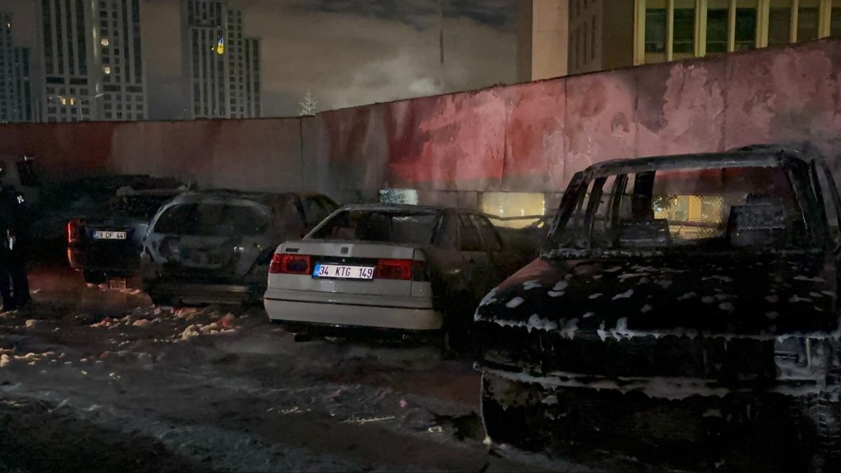 Sarıyer'deki Sanayi Sitesinde Yangın, 5 Araç Alev Aldı