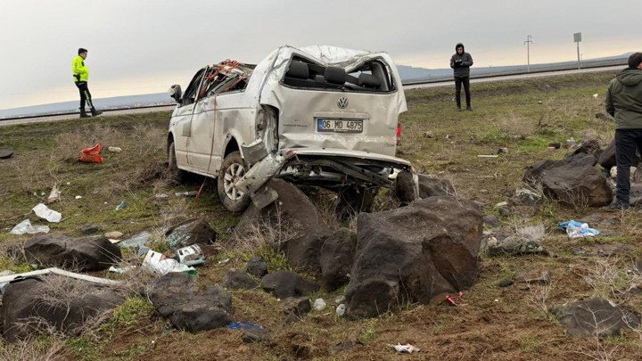 Şırnak'ta Korkunç Trafik Kazası! Minibüs Devrildi: 2 Ölü, 6 Yaralı
