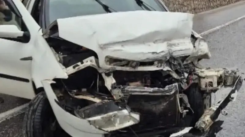 Bursa'da Araç Bariyerlere Çarptı: Üç Kişi Yaralandı