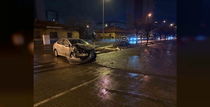 Kayseri'de Korkunç Kaza: Hafif Araç Ağaçtan İkiye Ayrıldı, 4 Yaralı