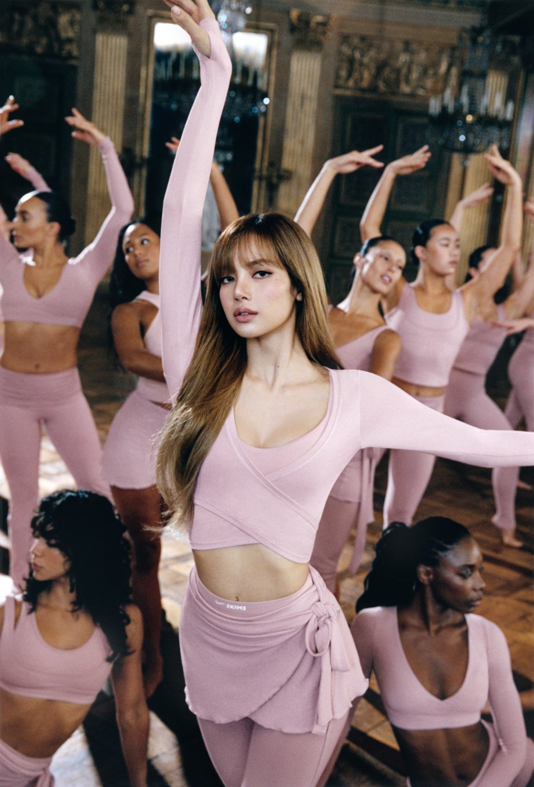 Haftanın Moda Gelişmeleri: LISA'nın NikeSKIMS ve Swarovski Koleksiyonu