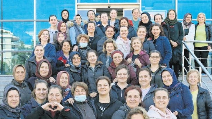 Kış Mevsiminde Yüzme Eğitimi Alan Birçok Kadın Bulunuyor