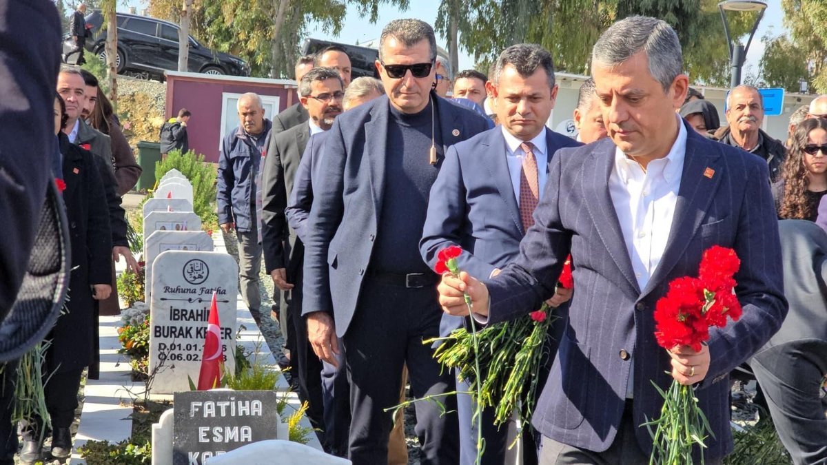 Özgür Özel, Deprem Şehitliğini Ziyaret Ettiği Anlar
