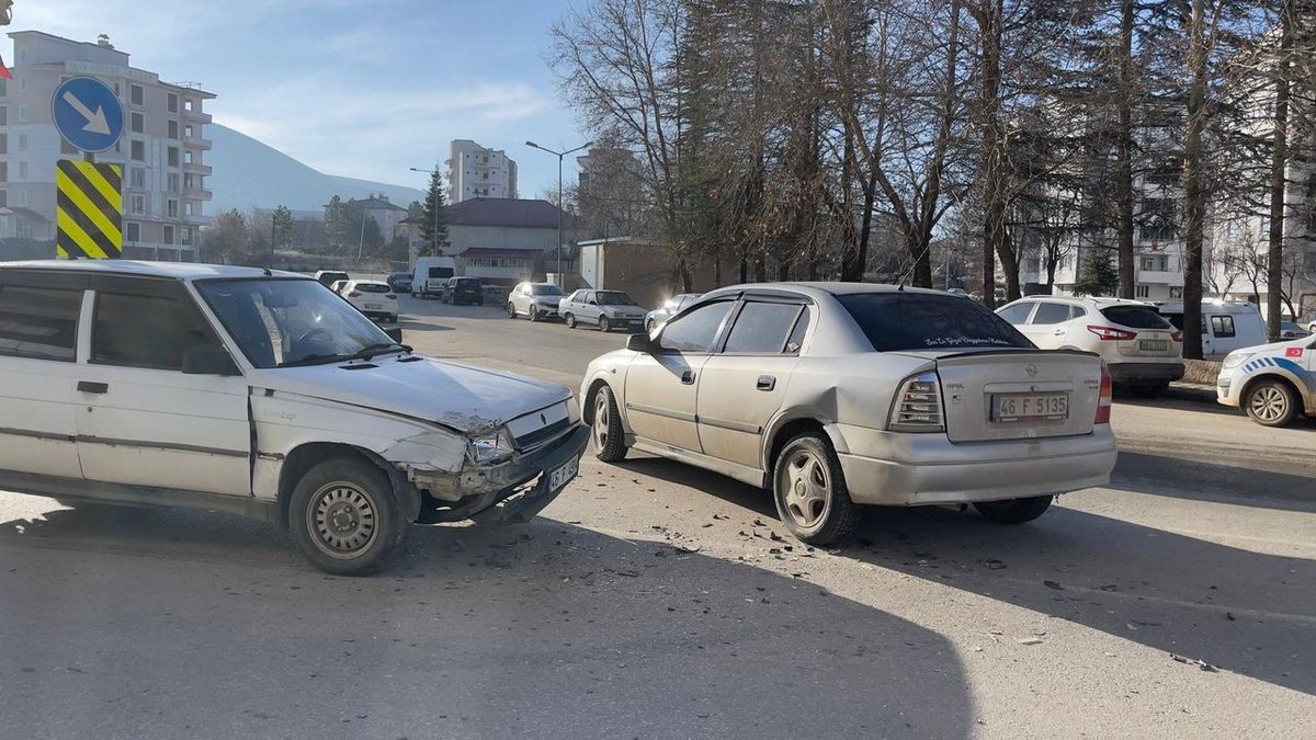 Afşin'de İki Araç Çarpıştı: Bir Kişi Yaralandı