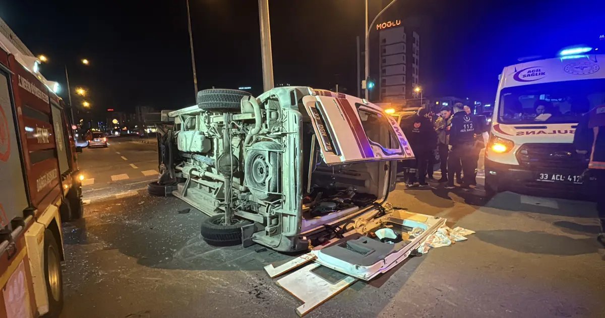Hasta Taşıyan Ambulans Kaza Geçirdi, 5 Kişi Yaralandı