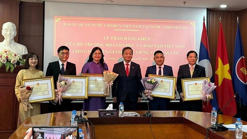 Laos'taki Beş Vietnamca Öğretmeni, Bakanlık Tarafından Ödüllendirildi