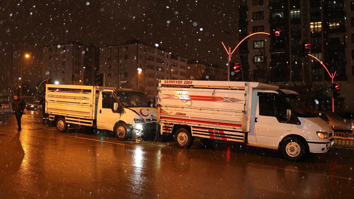 Erzurum'da Meydana Gelen Zincirleme Trafik Kazasında 9 Yaralı