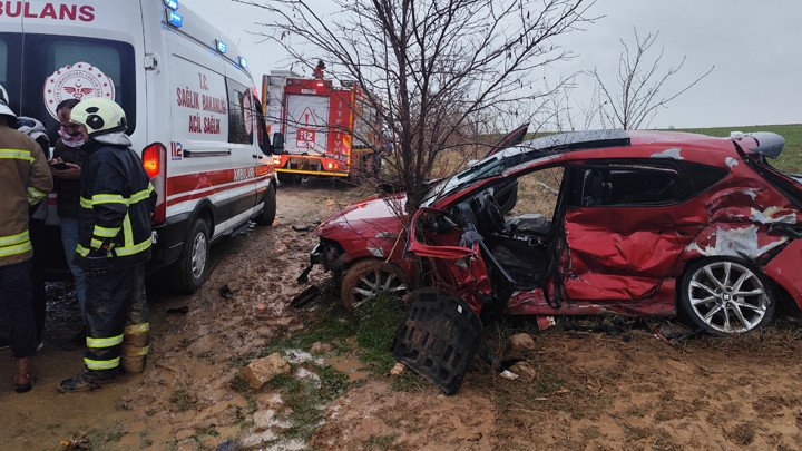 Mardin'de Korkunç Trafik Kazası! TIR ve Otomobil Çarpıştı: 2 Ölü, 3 Yaralı