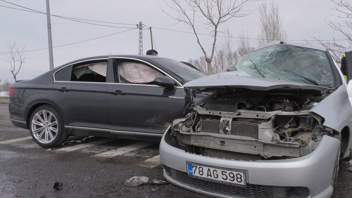 Bingöl'de Araçlar Çarpıştı: 2 Ölü, 4 Yaralı! Kaza Anı Kamerada