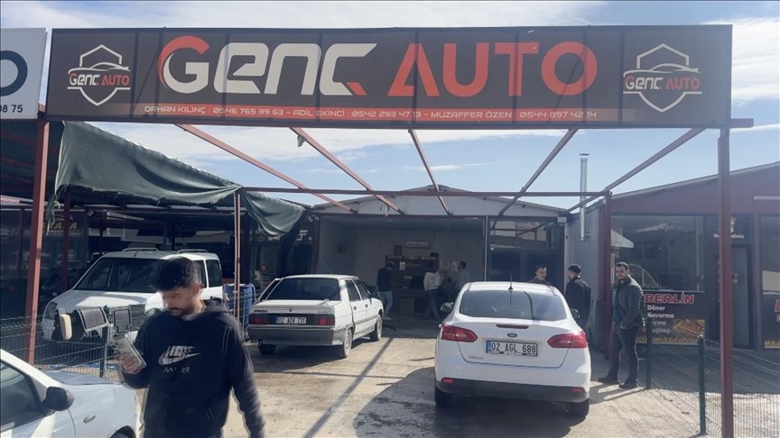 Adıyaman'da Kısa Devre Nedeniyle Park Halindeki Araç Dükkanla Çarpıştı
