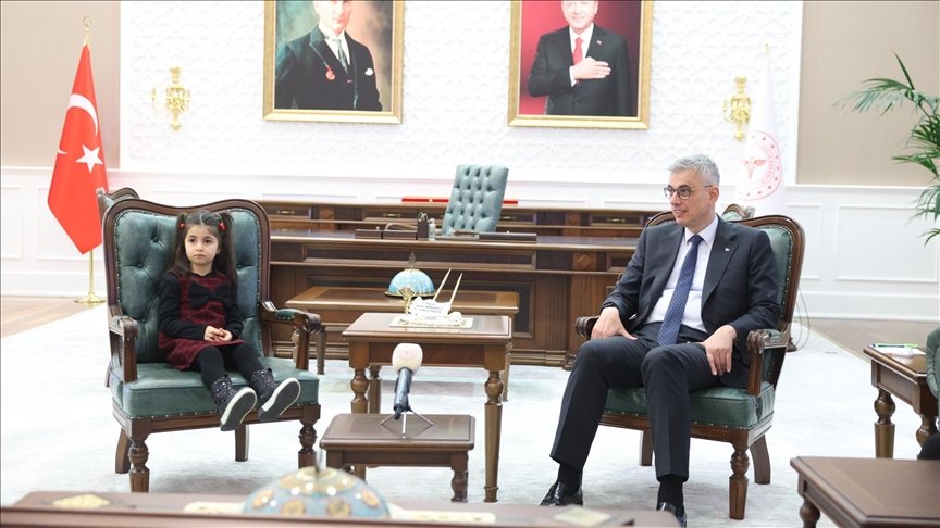 Bakan Memişoğlu, "Sağlık Temsilcisi" Doğa ve Dedesini Ziyaret Etti