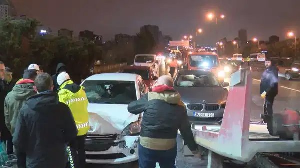TEM Otoyolu'nda 8 Araç Çarpıştı... Trafik Durma Noktasına Geldi!