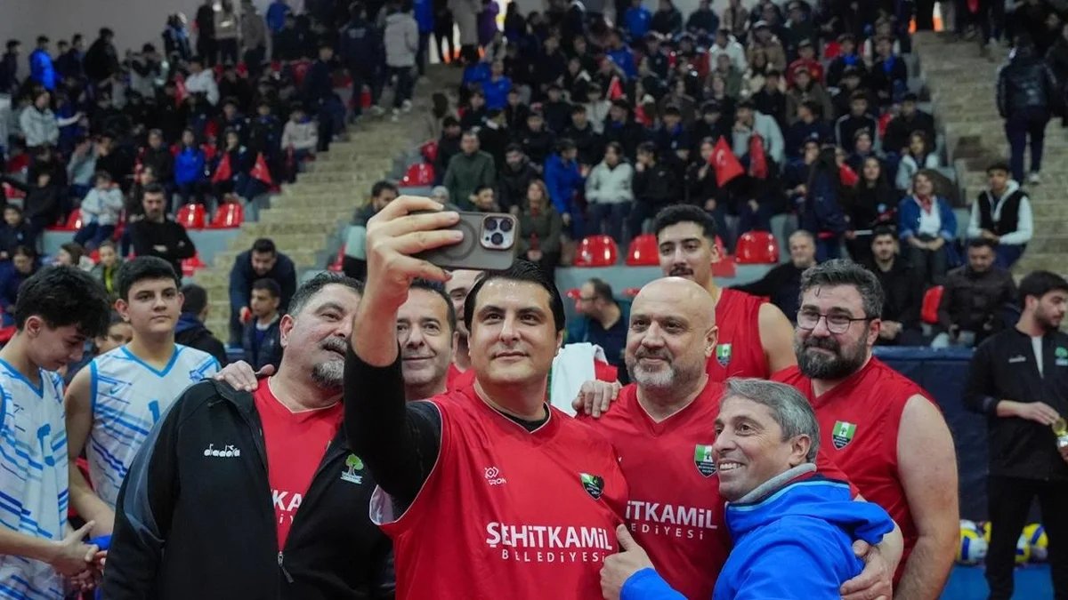 Başkan Yılmaz, Gaziantep Şehitkamil'deki Gençlerle Basketbol Oynadı