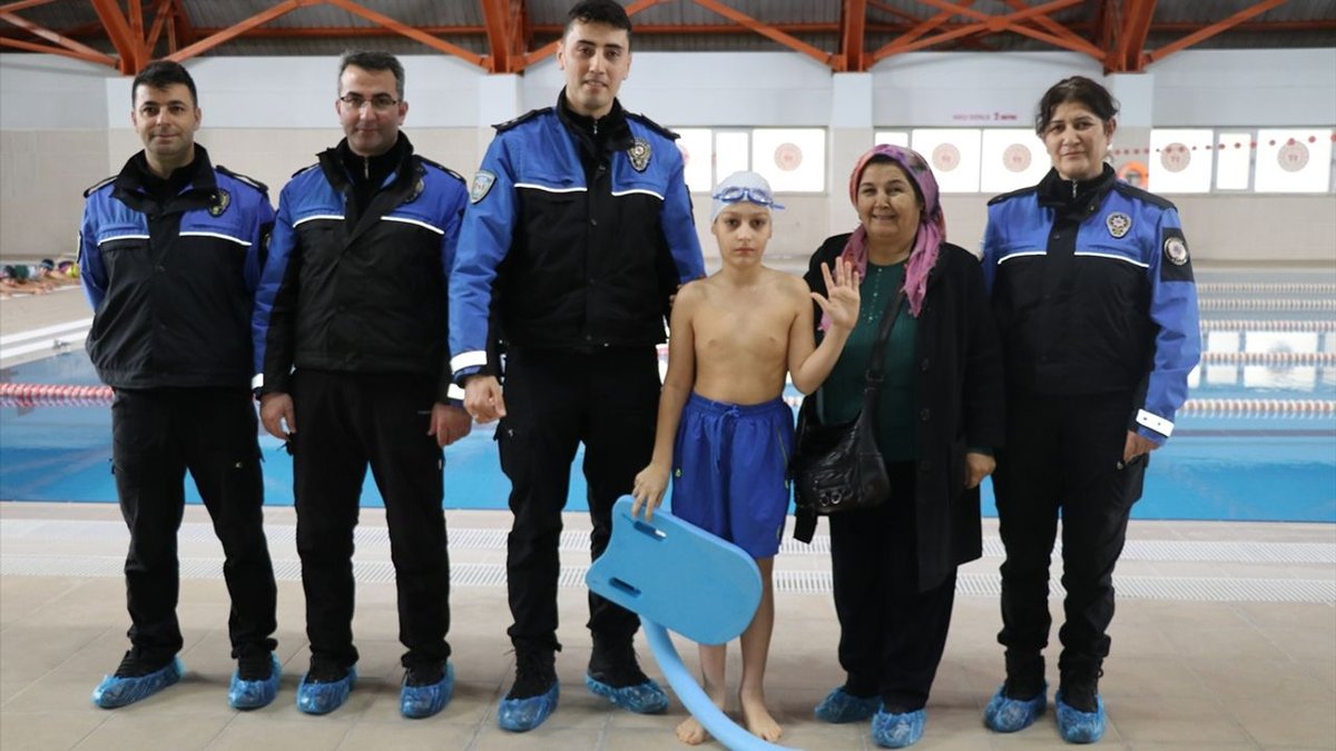 Amasya'daki Yüzme Kursunun Son Gününü Kaçıran Ayaz'ın Talebi Polisle Gerçekleşti