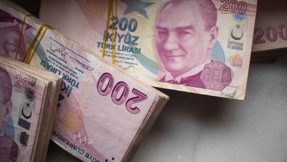 Çalıştığı Günler İçin Az Ücret Aldığı Nedeniyle Paraları Yırttı: Soruşturma Devam Ediyor