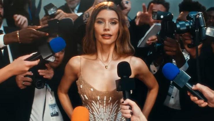 Beren Saat Müzik Dünyasına Giriş Yaptı! İlk Parçası Çıktı