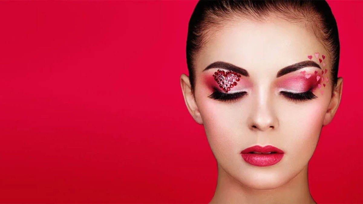 2026 Sevgililer Günü İçin Makyaj Moda Önerileri: Romantik, Parlak ve Cesur Stiller