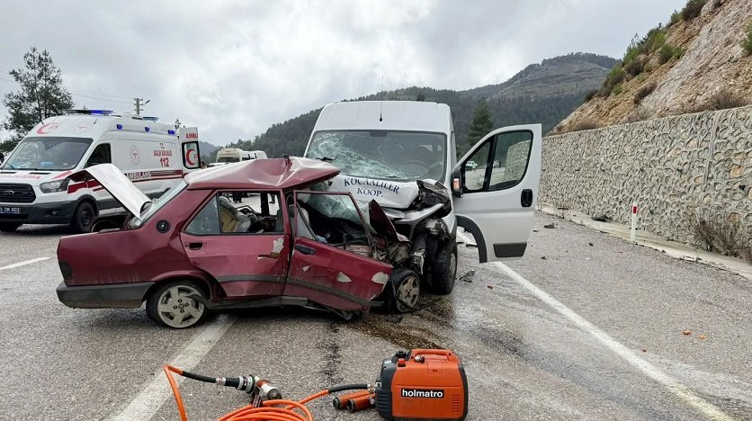 Burdur'da Korkunç Trafik Kazası: İki Can Gitti, Dört Yaralı