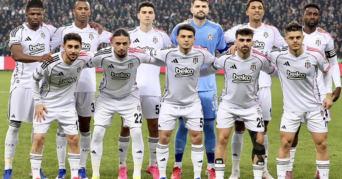 Formayı Ayak İle İtti, Tepkiler Çığ Gibi Geldi, Özür Diledi