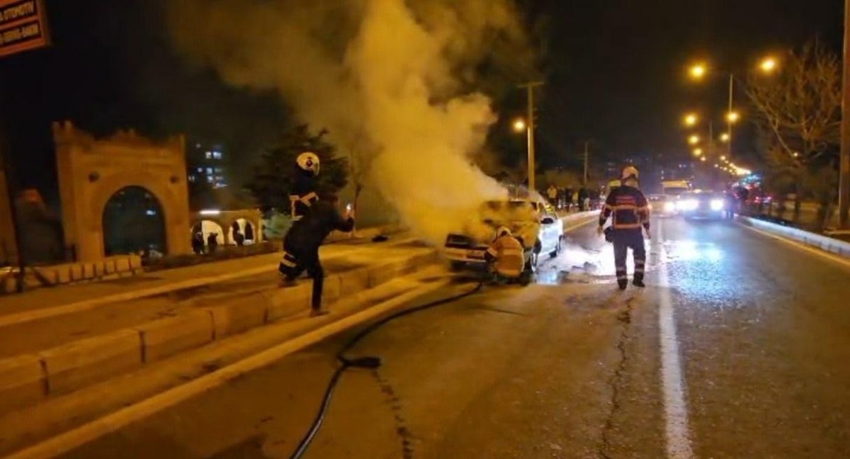 Mardin'de Hareket Halindeki Araç Alev Alev Yandı