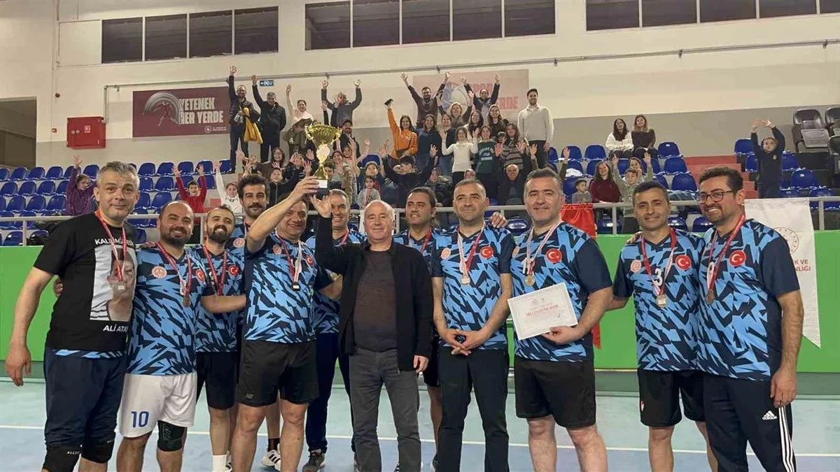 Bayındır'daki Voleybol Festivali'nde Milli Eğitim Takımı Şampiyonluk Kazandı